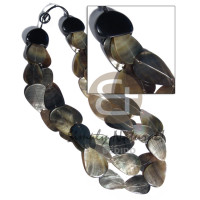 3 graduated layers of 44pcs. overlapping blacklip