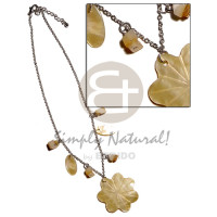 40mm mother of pearl shell (MOP) scallop pendant in metal chain