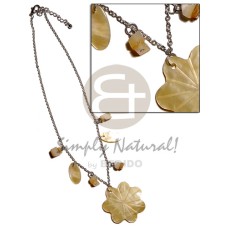 40mm mother of pearl shell (MOP) scallop pendant in metal chain