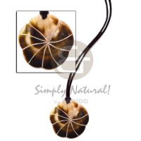 leather thong with 40mm black lip scallop