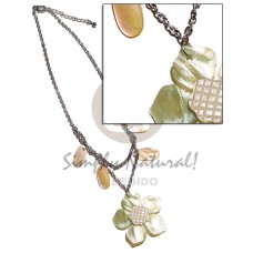 45mm hammershell flower pendant in metal chain