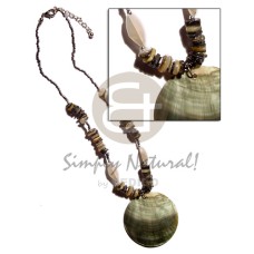 40mm round blacklip pendant with blacklip lip