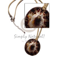 beige leather thong with piktin shell pendant